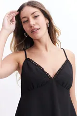Musculosa negra con breteles finos y escote en V con detalle de puntilla.