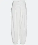 Pantalón aladín blanco de algodón con cintura ancha y puños elásticos.