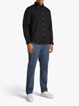Camisa negra de popelina con cuello abotonado, cierre frontal con botones, manga larga con puños abotonados y logo de Tommy Hilfiger bordado en el pecho.