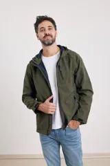 Campera negra de neopreno con capucha y puños con orificio para el pulgar.