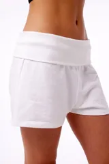Short blanco de rústico con cintura elastizada y estampado serigráfico BLKMBA en la parte trasera izquierda.
