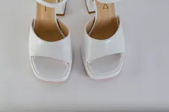 Sandalias de cuero color peltre con plataforma y pulsera al tobillo. Taco cuadrado de 9 cm de altura.