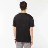 Camiseta negra de manga corta con cuello redondo y diseño jacquard de hojas.