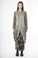 Camisa larga con jareta y cuello mao, abotonadura central y cortes verticales ajustables, con bolsillos laterales.