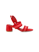 Sandalias de gamuza color negro con tiras transparentes de poliuretano, taco redondo y tiras finas al tobillo.