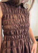 Vestido corto marrón chocolate de lino.