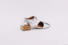 Sandalias de cuero negro con punta cuadrada, tira central con hebilla y taco cuadrado de madera.