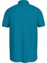 Chomba azul de Tommy Hilfiger, modelo 1985, de corte regular, con cuello tipo chomba, cartera de dos botones, logo bordado en el pecho y detalles distintivos de la marca. Confeccionada en mezcla de algodón y poliéster.