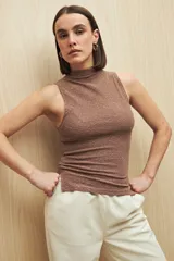 Top negro sin mangas, de cuello alto y tela texturizada.