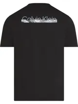 Remera negra de algodón regenerado con cuello redondo, mangas cortas y estampado gráfico con logo de Calvin Klein en el pecho.