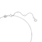 Colgante con cadena fina plateada y dije cuadrado con cristal blanco.