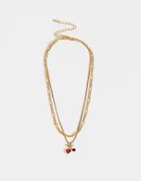 Collar doble con cadenas doradas de diferentes diseños. La cadena más corta tiene dijes de cerezas con strass rojos y verdes. Cierre de mosquetón.