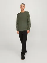 Sweater verde oliva de punto con cuello redondo y manga larga.