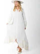 Maxi vestido camisero verde militar confeccionado en lino bordado, de calce amplio y estilo oversized.