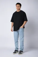 Pantalón de jean gris oscuro, de corte recto, con bolsillos delanteros y traseros.