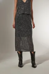 Falda midi dorada con lentejuelas y abertura lateral.