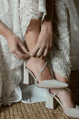 Zapato de gamuza azul marino con escote en V, tiras cruzadas diagonales y taco cuadrado de 8cm.