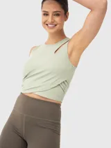 Top deportivo color verde claro, con textura acanalada, breteles anchos, espalda deportiva y abertura en el hombro.