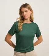 Blusa de viscosa color verde, con cuello redondo y manga corta con detalle plegado.