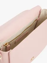 Cartera saddle Tommy Hilfiger color rosa con correa de textil trenzado con inscripciones de la marca y logo TH brillante en el frente.