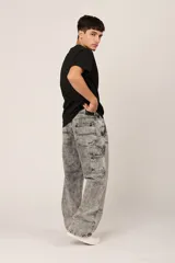 Pantalón jean gris con efecto lavado y corte amplio.