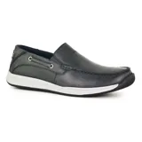 Zapato casual marrón de cuero, estilo mocasín, con elásticos laterales y suela de goma color beige.