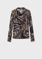 Blusa de manga larga con estampado animal print, cuello alto y cierre de botón en la parte posterior.
