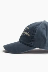 Gorra de béisbol azul con efecto lavado, con bordado frontal de la frase "Palazzo Dei Giardini, Villa Borghese, Roma, Italia, 1971" en color blanco.
