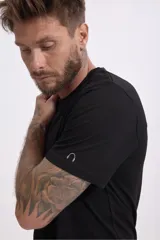 Remera verde claro de manga corta con cuello redondo y logo estampado en el pecho.