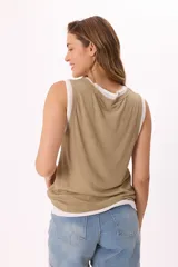 Musculosa color beige de algodón rib con doble capa y calce relajado.