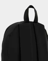 Mochila negra de tela deportiva con bolsillo frontal con cierre y tirador de cordón y goma. Tiene correas regulables, manija superior, doble cierre superior y etiqueta de goma.
