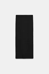 Falda midi negra de tiro bajo, con cintura elástica y tejido con textura estructurada.