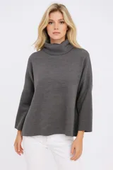 Polera color marrón con cuello alto, mangas largas y corte holgado.