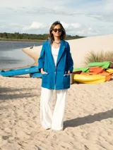 Blazer azul con solapas, bolsillos laterales y mangas 3/4.