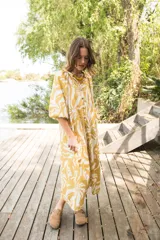 Vestido camisero con estampado floral en tonos celeste y blanco, cuello a la base, manga al codo y botones al frente.