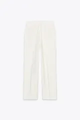 Pantalón de tiro alto color fucsia, con bolsillos delanteros y falsos bolsillos de vivo en la espalda. Tejido con efecto arrugado, pernera recta y cierre frontal con cremallera, botón interior y gancho.
