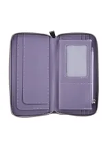 Monedero de simil cuero color lila, con cierre metálico y logo de la marca en el frente.