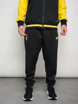 Pantalón deportivo negro con logo del Club Atlético Peñarol en amarillo.