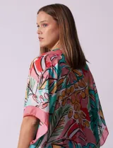 Kimono Barrington de satén con estampado floral multicolor y mangas cortas.