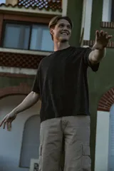 Remera negra con efecto acid wash, corte oversize y mangas cortas.