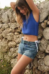 Top corto tejido de punto color azul eléctrico, con cuello redondo y sisa.