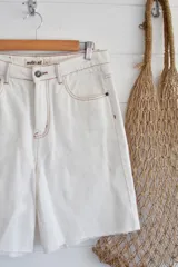 Short de denim de tiro alto, con un acabado desgastado y dobladillo deshilachado.