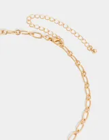 Collar dorado con cadena de eslabones y dijes colgantes plateados y dorados con forma de estrella, herradura, corazón, bota, cruz, llave y perla.