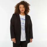 Blazer negro de corte clásico, con solapas de muesca, cierre frontal con un botón y bolsillos delanteros con solapa.