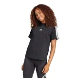 Remera deportiva Adidas color negro con logo blanco en el pecho y tres tiras blancas en las mangas.