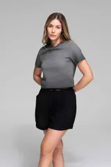 Remera gris de manga corta con microbrillos aplicados de forma sutil, escote redondo y calce cómodo.