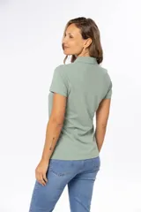 Polo de piqué color verde agua, de manga corta y corte clásico.