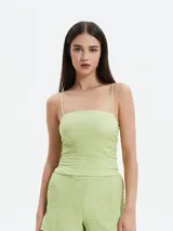 Musculosa negra con breteles finos y escote cuadrado.