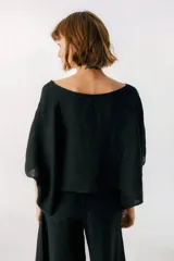 Blusa negra de lino con mangas anchas y corte crop.