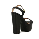 Sandalia de dama blanca con pulsera y taco alto, cuenta con plataforma ancha para mayor comodidad.